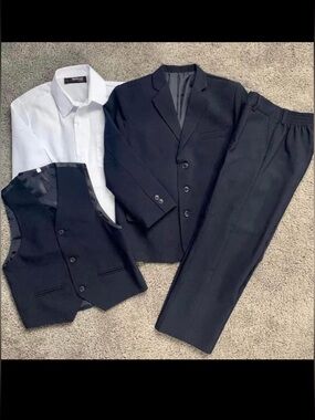 Boys size 7 Gio Giovanni 4 piece navy suit.